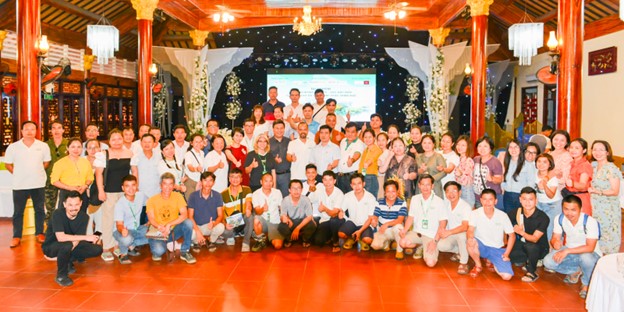 Đoàn “Xuyên việt Farmstay” chụp hình lưu niệm tại nhà hàng tiệc cưới Hoa Hồng, Huế
