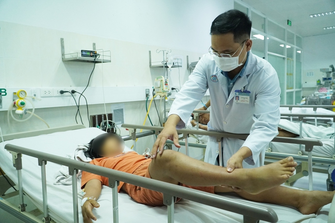 Bác sĩ thăm khám cho bệnh nhi bị ngộ độc đang điều trị tại Bệnh viện Nhi đồng 2