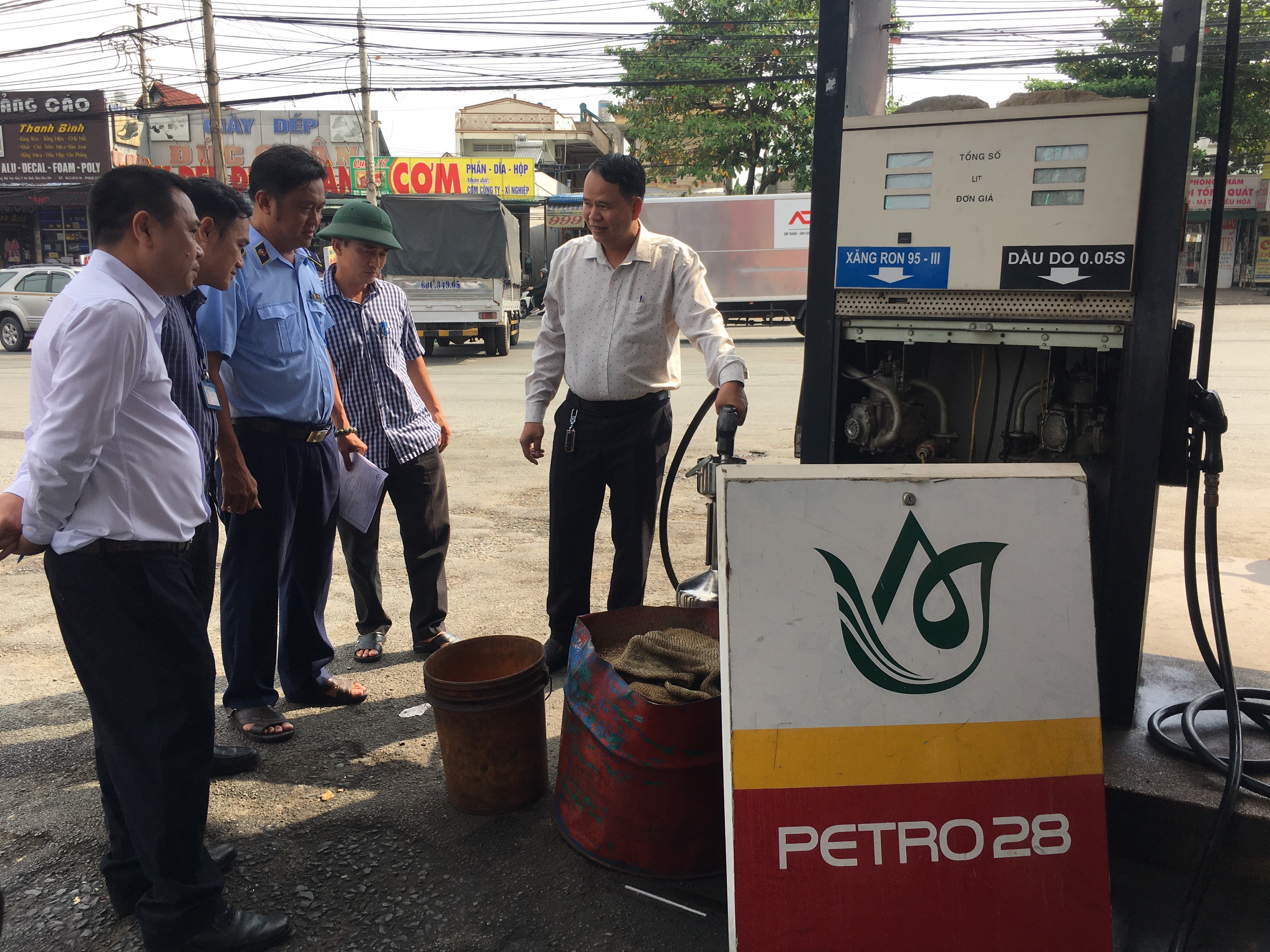 Đoàn kiểm tra liên ngành 389 thành phố Biên Hòa kiểm tra Trạm xăng dầu Công ty TNHH MTV Tổng công ty 28 chiều ngày 24/5