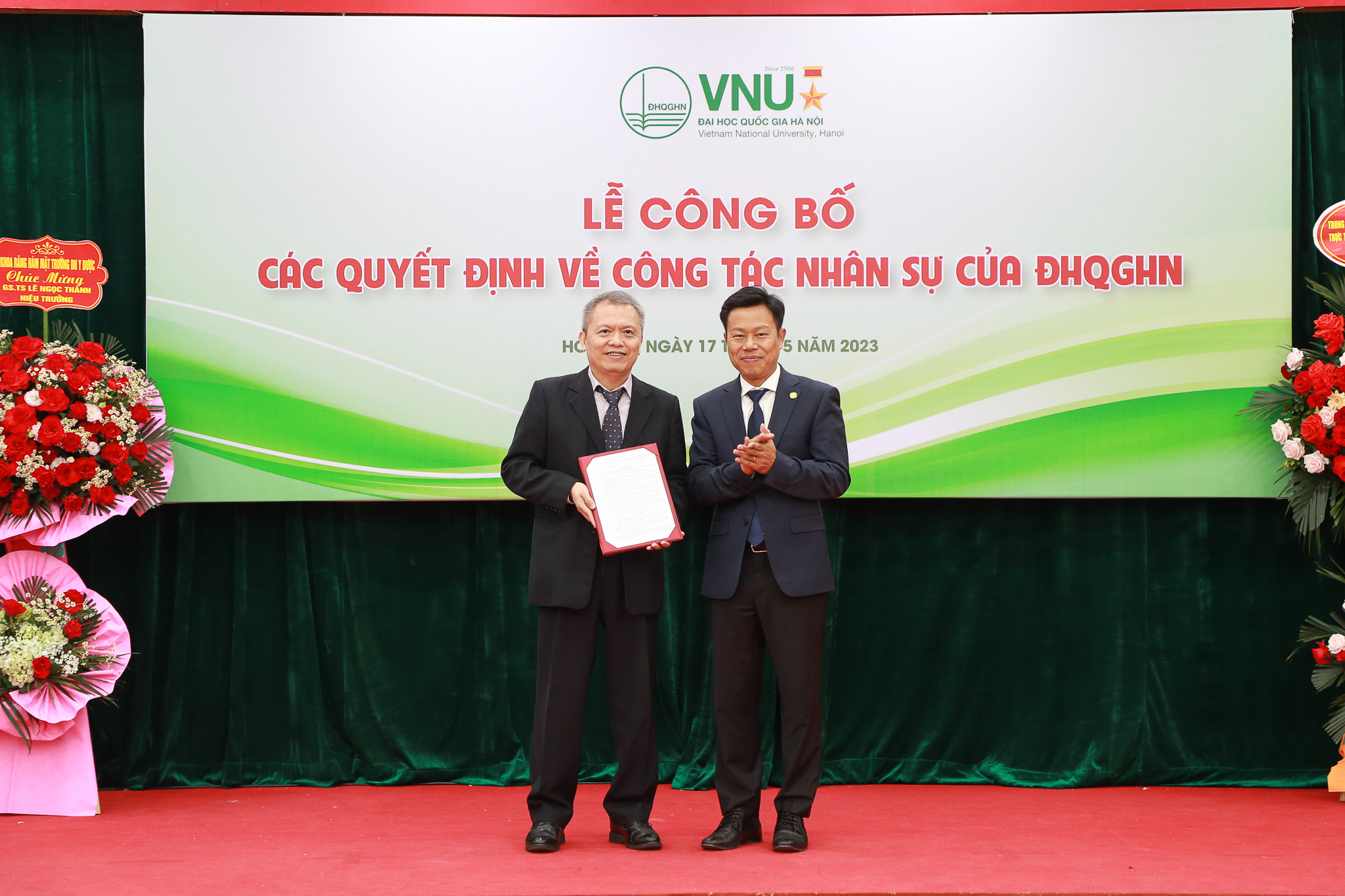 Giám đốc ĐHQGHN Lê Quân đã trao quyết định số 788/QĐ-ĐHQGHN ngày 14/3/2023 công nhận GS.TS.TTND Lê Ngọc Thành, Hiệu trưởng lâm thời Trường ĐH Y Dược giữ chức vụ Hiệu trưởng Trường ĐH Y Dược.