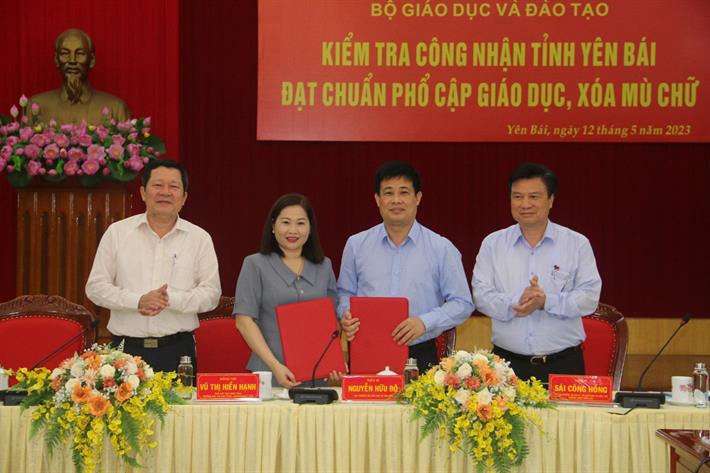 Trao kết quả kiểm tra công nhận phổ cập giáo dục THCS cấp độ 2 cho tỉnh Yên Bái