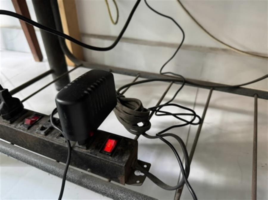 Hình ảnh bộ đổi nguồn AC/DC (Adapter) - “Thủ phạm chính” trong vụ việc vừa qua (nguồn: Cục Tần số Vô tuyến điện)