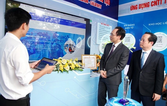 Thứ trưởng Bộ GD&ĐT Hoàng Minh Sơn, Giám đốc Sở GD&ĐT Hà Nội Trần Thế Cương tham quan các gian trưng bày.