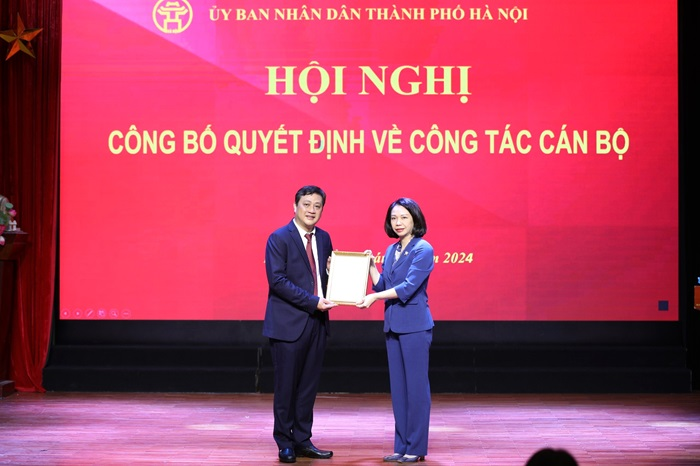 Phó Chủ tịch UBND Thành phố Vũ Thu Hà trao quyết định cho tân Hiệu trưởng Trường Cao đẳng Nghệ thuật Hà Nội