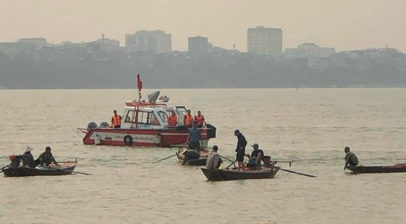Lực lượng cứu hộ trên sông Hồng, nơi 2 học sinh bị đuối nước thương tâm.