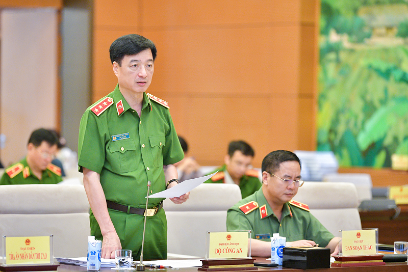 Thượng tướng Nguyễn Duy Ngọc, Thứ trưởng Bộ Công an trình bày Tờ trình của Chính phủ về dự án Luật Quản lý, sử dụng vũ khí, vật liệu nổ và công cụ hỗ trợ (sửa đổi)​.