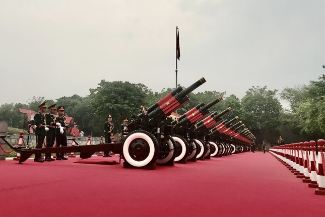 Dàn pháo lễ tập kết tại Bảo tàng Chiến thắng lịch sử Điện Biên Phủ được đánh số thứ tự với số lượng 15 khẩu, loại pháo được sử dụng trong nghi thức là pháo có cỡ nòng 105mm.
