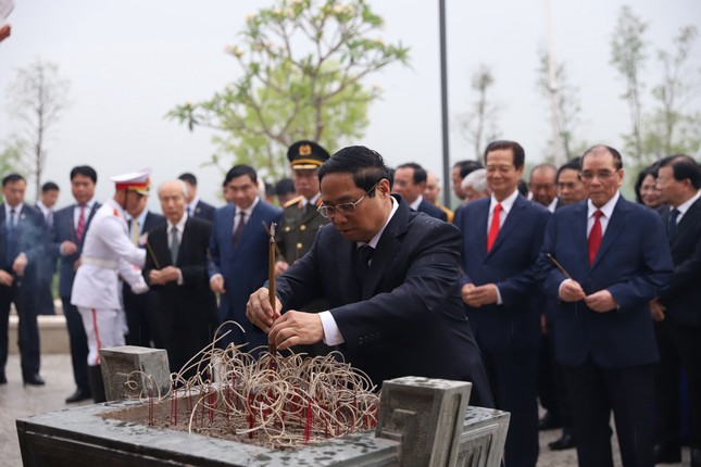 Thủ tướng Chính phủ Phạm Minh Chính dâng hương tại Đền thờ liệt sĩ chiến trường Điện Biên Phủ. - ảnh:Tiền Phong