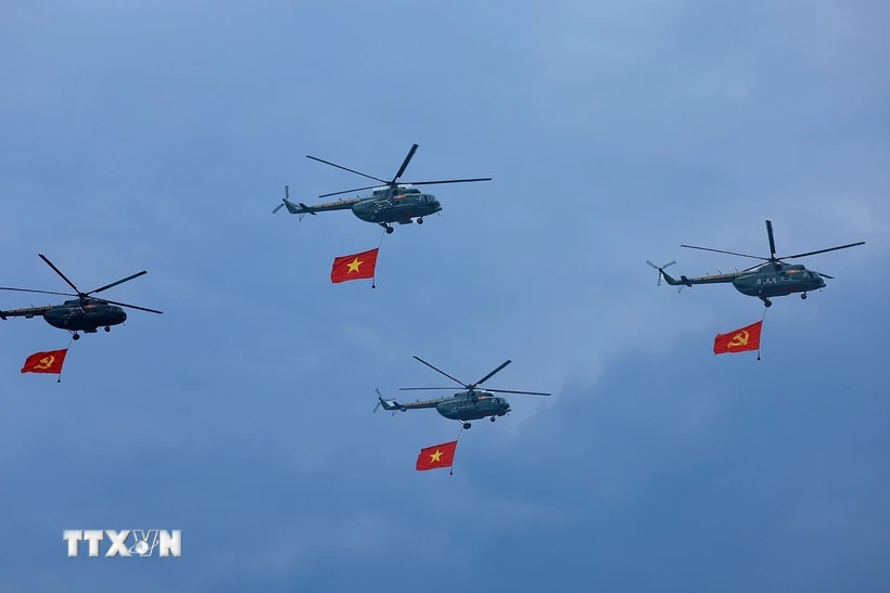 Trực thăng mang cờ Tổ quốc diễu qua lễ đài (Ảnh: TTXVN)
