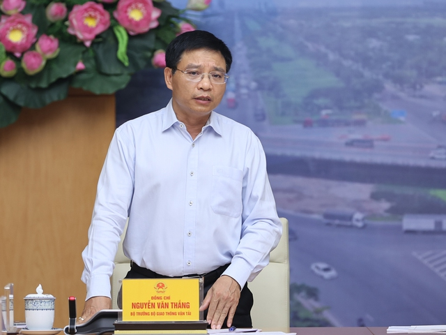 Bộ trưởng Bộ Giao thông vận tải Nguyễn Văn Thắng báo cáo tại Phiên họp - Ảnh: VGP