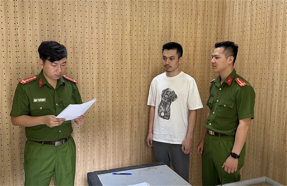 Cơ quan CSĐT Công an tỉnh Sơn La tống đạt các Quyết định và bắt tạm giam đối với Đặng Tùng Lâm