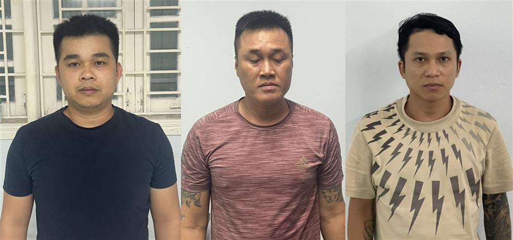  Nguyễn Tấn Công (ngoài cùng bên trái), Nguyễn Thanh Xuân (giữa) và Đặng Ngọc Hiếu bị bắt giữ