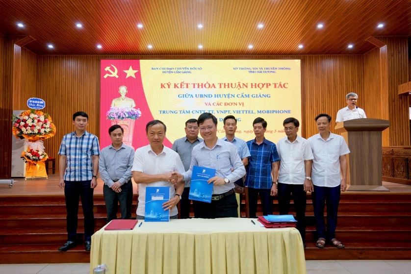 Ông Lương Tuấn Phương , Trưởng đại diện VNPT tại Hải Dương (phải) và Ông Nguyễn Văn Công - UVBTV, Phó chủ tịch Thường trực UBND huyện Cẩm Giàng (trái) tiến hành ký kết thỏa thuận hợp tác