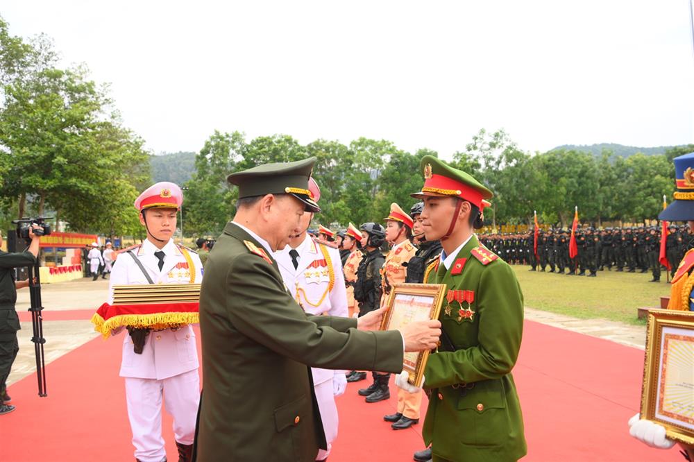 Bộ trưởng Tô Lâm trao Bằng khen của Bộ Công an tặng các tập thể, cá nhân.