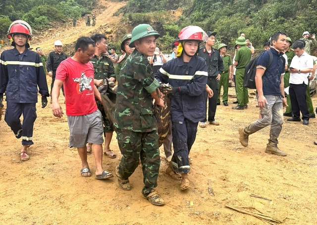 Lực lượng cứu nạn cứu hộ triển khai ứng cứu những công nhân bị đất đá vùi lấp.