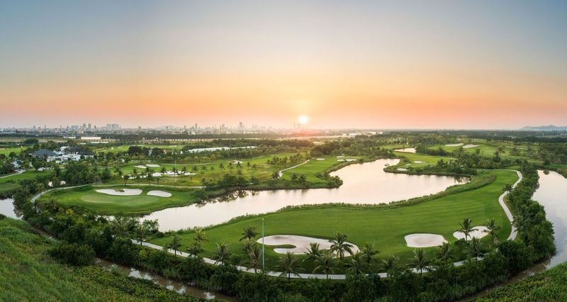 Vị trí đắt giá giúp cư dân Golf Land một bước là ra tới sân golf để được thỏa sức luyện tập, thi đấu.  