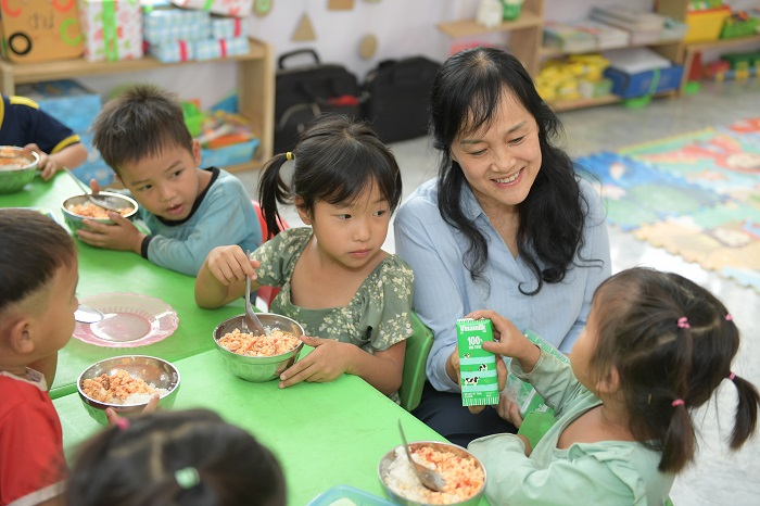 Vượt hơn 600km đường đèo, những hộp sữa đã mang theo cả niềm vui, tình yêu thương đến với trẻ em vùng cao