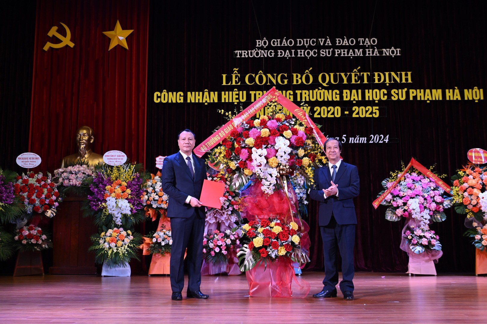 Bộ trưởng Nguyễn Kim Sơn trao quyết định và tặng hoa chúc mừng PGS.TS Nguyễn Đức Sơn.