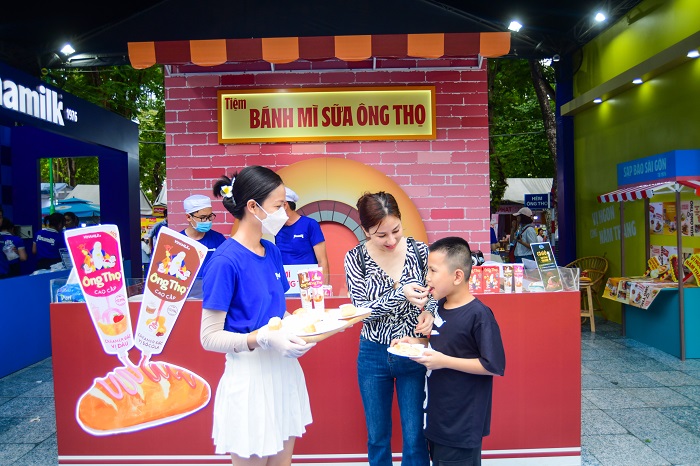 Mẹ và con cùng thưởng thức món ngon dung dị nhưng thân thuộc với biết bao thế hệ người 
Việt