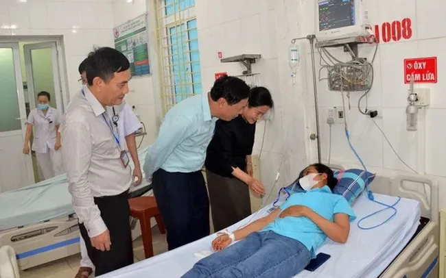 Lãnh đạo huyện Yên Thành và Sở Y tế Nghệ An thăm hỏi bệnh nhân. (Ảnh: Sức khỏe & Đời sống)