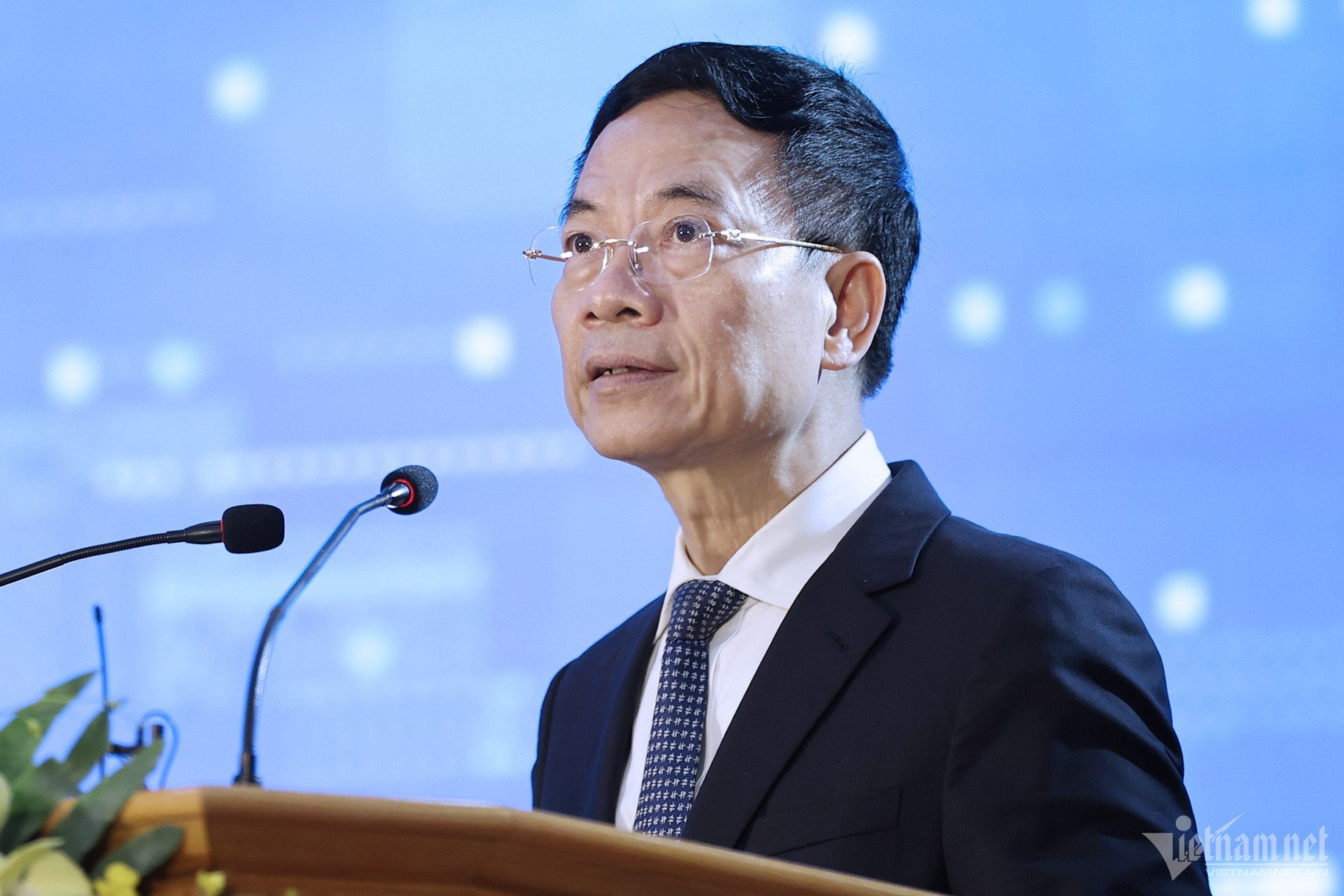 Ông Nguyễn Mạnh Hùng, Bộ trưởng Bộ TT&TT, chia sẻ tại hội thảo. Ảnh: VNN