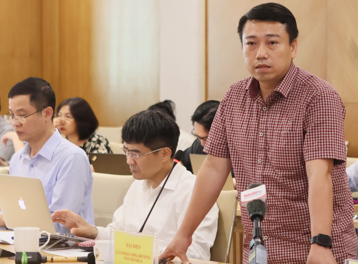 Trung tá Vũ Trọng Nghĩa, Phó trưởng Phòng 5, Cục An ninh mạng và phòng chống tội phạm công nghệ cao - Bô Công an chia sẻ thông tin tại Họp báo