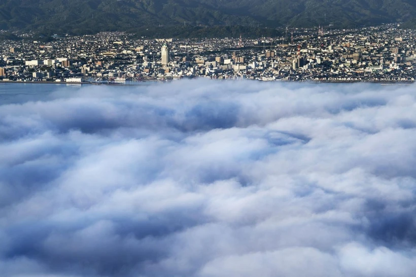 Mây bao phủ bầu trời ở eo biển Kurushima, ngoài khơi thành phố Imabari, tỉnh Ehime (Nhật Bản). (Ảnh: TTXVN)