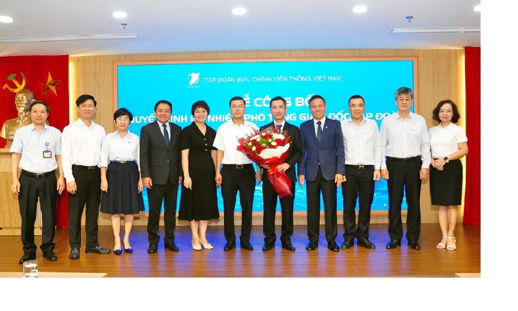 Các đại biểu chúc mừng tân Phó Tổng giám đốc Tập đoàn VNPT Dương Thành Long