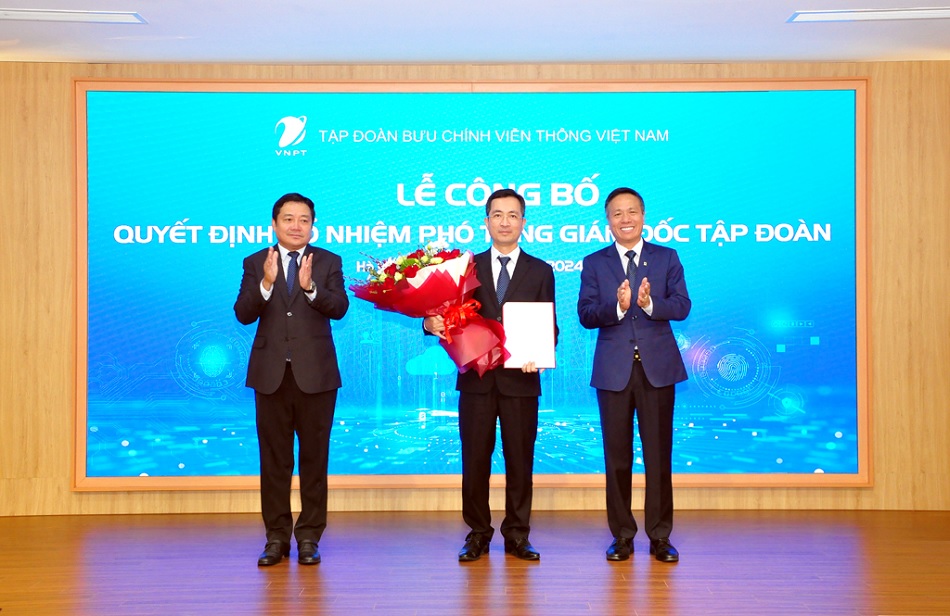Chủ tịch HĐTV Tập đoàn VNPT Tô Dũng Thái và Tổng giám đốc Tập đoàn VNPT Huỳnh Quang Liêm trao quyết định bổ nhiệm và tặng hoa chúc mừng ông Dương Thành Long