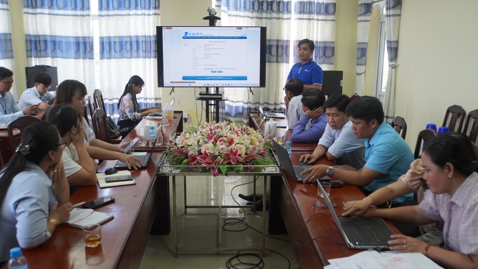 VNPT Long An tập huấn sử dụng hệ thống Trang thông tin điện tử cấp xã và hướng dẫn sử dụng Biên lai điện tử cho cán bộ UBND huyện Mộc Hóa.