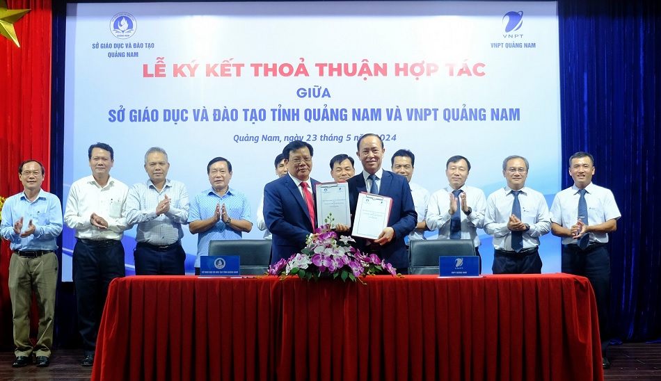 Lãnh đạo Sở GD-ĐT và VNPT Quảng Nam ký kết Văn bản thỏa thuận hợp tác trước sự chứng kiến của lãnh đạo Sở TT-TT và đại diện 2 đơn vị.