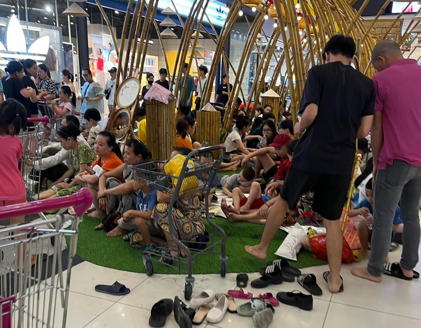 Ở nhà mất điện, người dân kéo vào siêu thị để tránh nóng. Ảnh chụp tại Trung tâm thương mại Aeon Mall Long Biên, Hà Nội, ngày 2-6. Ảnh: NT