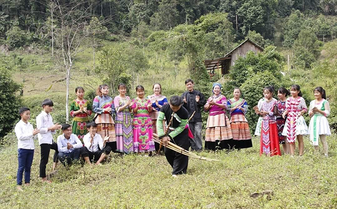  Nghệ thuật trình diễn dân gian Nghệ thuật Khèn của người Mông, huyện Mù Cang Chải, huyện Trạm Tấu, huyện Văn Chấn, tỉnh Yên Bái. Ảnh minh họa