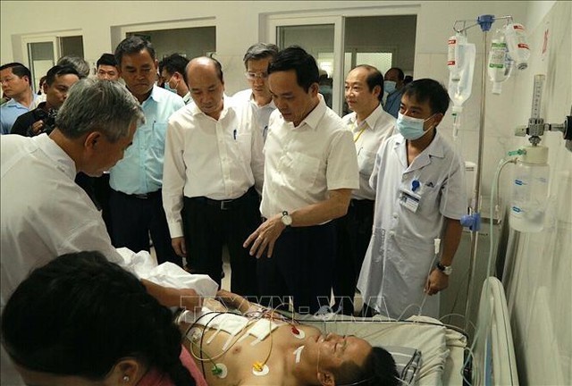 Phó Thủ tướng Trần Lưu Quang đến thăm hỏi, động viên hai chiến sĩ công an xã Ea Ktur bị thương trong vụ việc