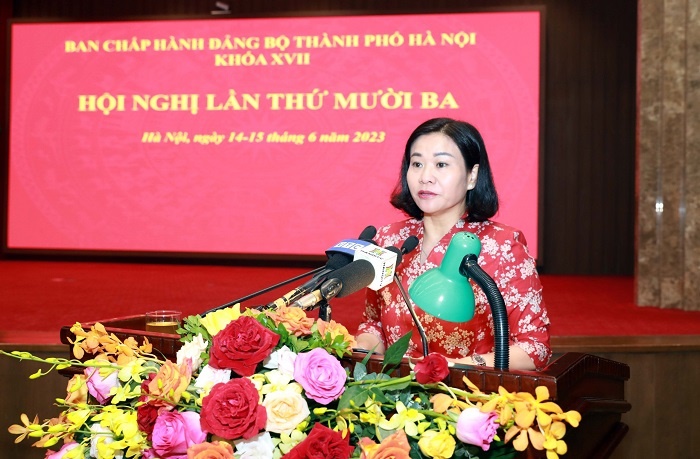 Phó Bí thư Thường trực Thành ủy Nguyễn Thị Tuyến trình bày tờ trình