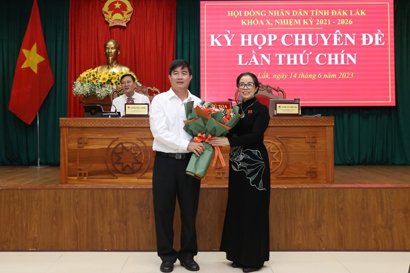 Chủ tịch HĐND tỉnh Đắk Lắk Huỳnh Thị Chiến Hòa tặng hoa chúc mừng tân Phó Chủ tịch UBND tỉnh Nguyễn Thiên Văn.