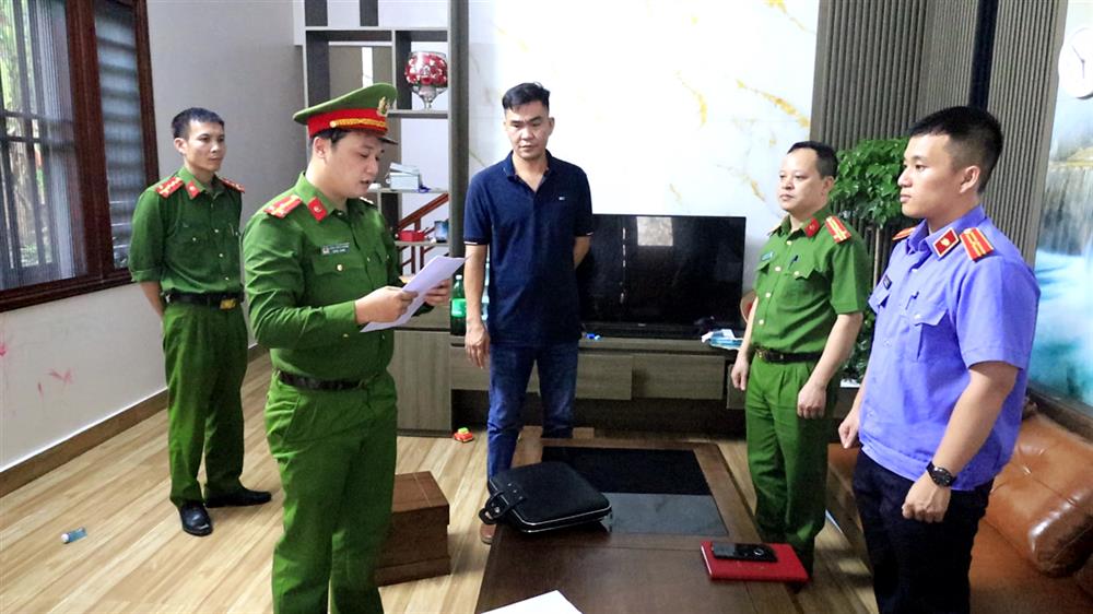 Cơ quan Cảnh sát điều tra Công an tỉnh Lạng Sơn ra Quyết định khởi tố vụ án, khởi tố bị can đối với Thân Tiến Huy (thứ 3 từ trái sang).