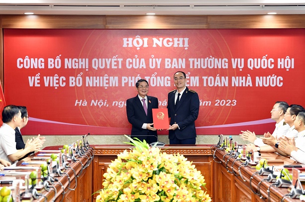 Phó Chủ tịch Quốc hội Nguyễn Đức Hải trao Nghị quyết chúc mừng tân Phó Tổng Kiểm toán nhà nước Bùi Quốc Dũng.