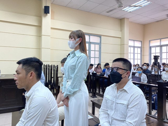 Trang Nemo tại phiên tòa.
