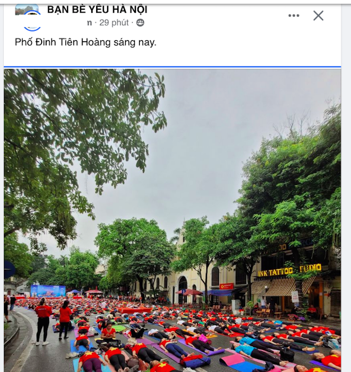 Hình ảnh được cộng đồng mạng cho là phản cảm diễn ra sáng nay tại phố đi bộ Đinh Tiên Hoàng (Hoàn Kiếm, Hà Nội). Ảnh chụp màn hình