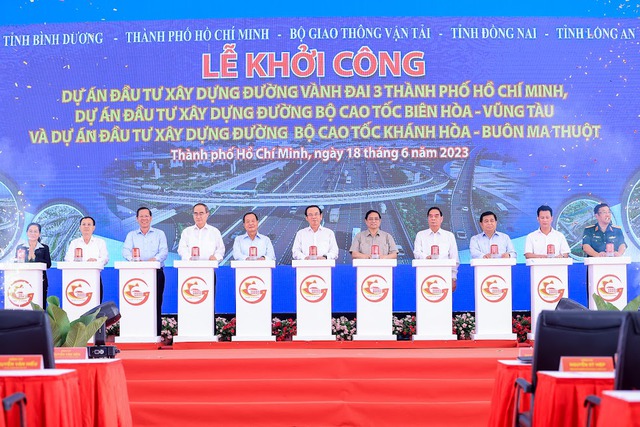 Thủ tướng Phạm Minh Chính và các đại biểu thực hiện nghi thức khởi công dự án - Ảnh: VGP