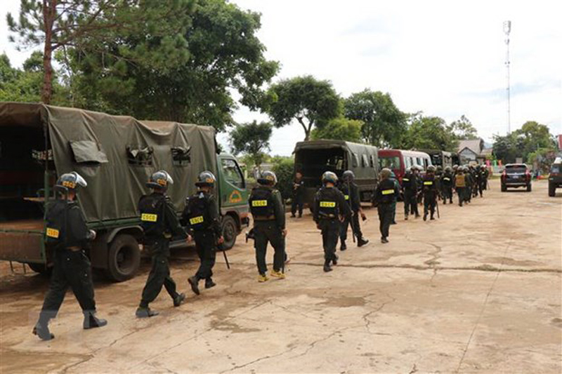 Cảnh sát Cơ động, đặc nhiệm - Công an tỉnh Đắk Lắk, lực lượng đặc nhiệm Quân khu 5 phối hợp triển khai phương án vây bắt các đối tượng. Ảnh: Phan Anh Dũng/TTXVN