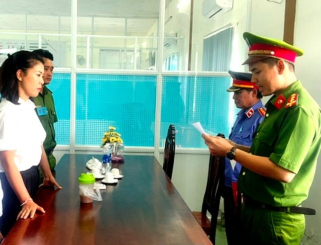 Công an đọc lệnh bắt tạm giam Ngô Thu Hằng (bìa trái). Ảnh: Viện KSND Phú Yên.