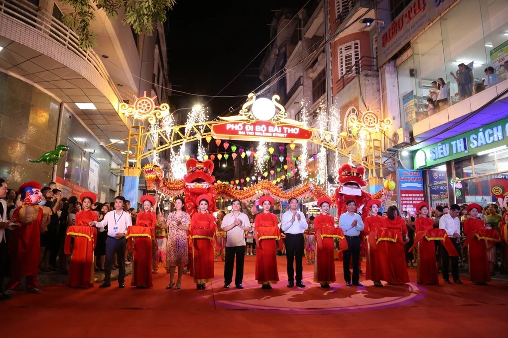 Các đại biểu thực hiện nghi thức cắt băng khánh thành khai trương phố đi bộ Bài Thơ (Ảnh: Hồng Phương).