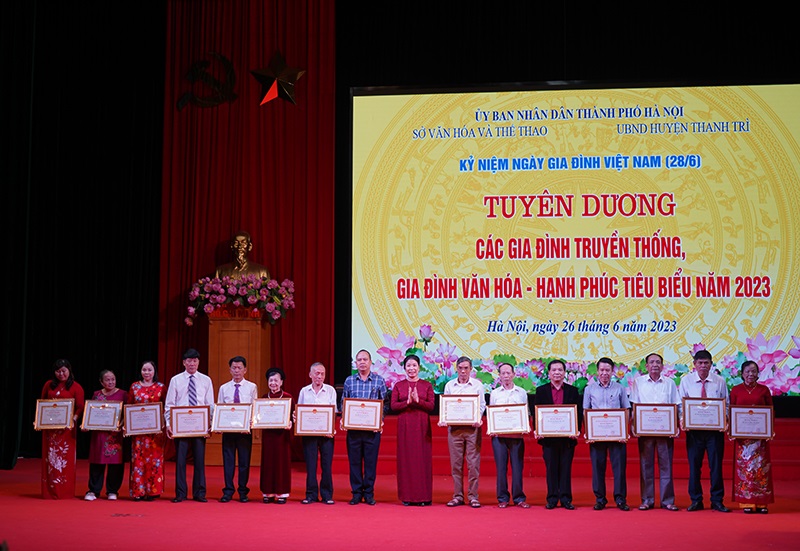 BTC trao Bằng khen của Thành phố, Giấy khen của Sở VHTT Hà Nội cho các gia đình văn hoá tiêu biểu năm 2023.
