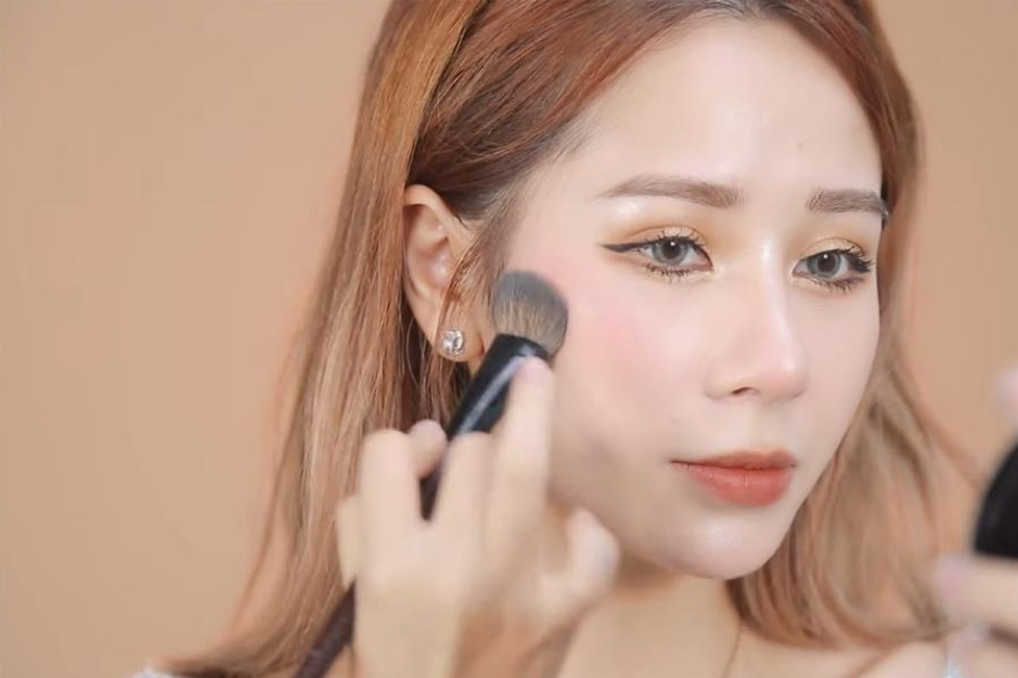 Kỹ năng trang điểm giúp hoàn thiện bản thân.