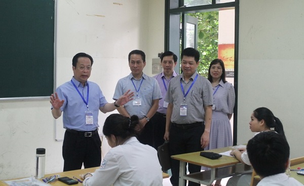 Đoàn công tác kiểm tra các điều kiện cơ sở vật chất tại điểm thi Trường THPT Thăng Long (quận Hai Bà Trưng).