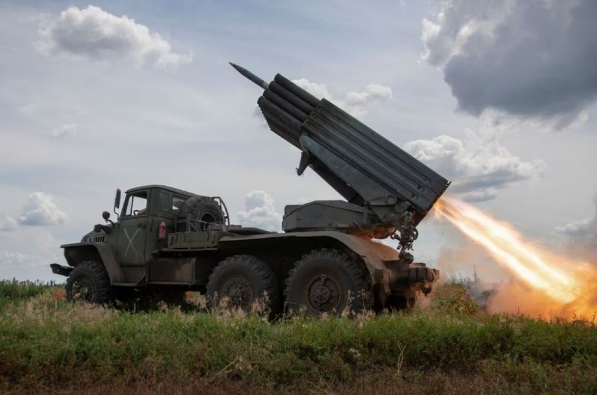 Ukraine khai hỏa hệ thống pháo phản lực BM-21 Grad ở Donetsk. Ảnh: Reuters