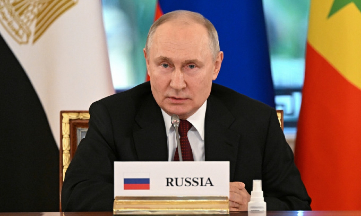 Ông Putin trong cuộc họp với các lãnh đạo châu Phi tại Saint Petersburg hôm 17/6. Ảnh: AFP