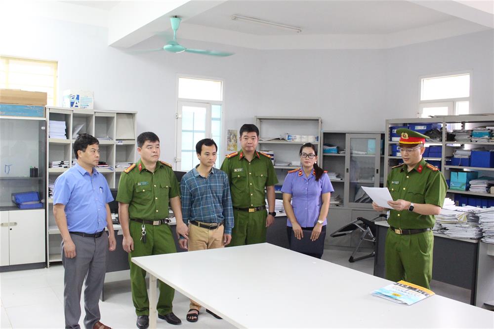 Cơ quan Cảnh sát điều tra Công an tỉnh Sơn La thi hành các Quyết định và Lệnh đối với Đào Hữu Bính (đứng thứ 3 từ trái qua phải).